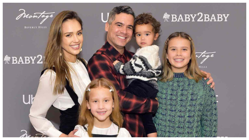 Jessica Alba with her ex husband Cash Warren and three children Honor, Haven and Hayes. celebretea.com