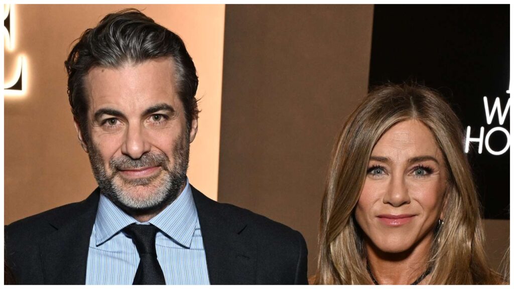 Jennifer Aniston with her boyfriend Jim Curtis celebretea.com