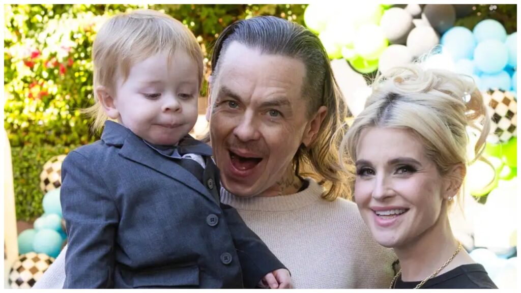 Kelly Osbourne with her Fiancé Sid Wilson and their son Sidney George Wilson celebretea.com